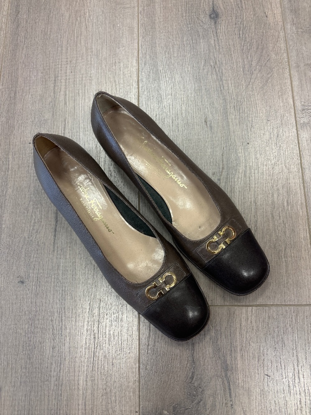 Ferragamo brown pumps gold logo 8